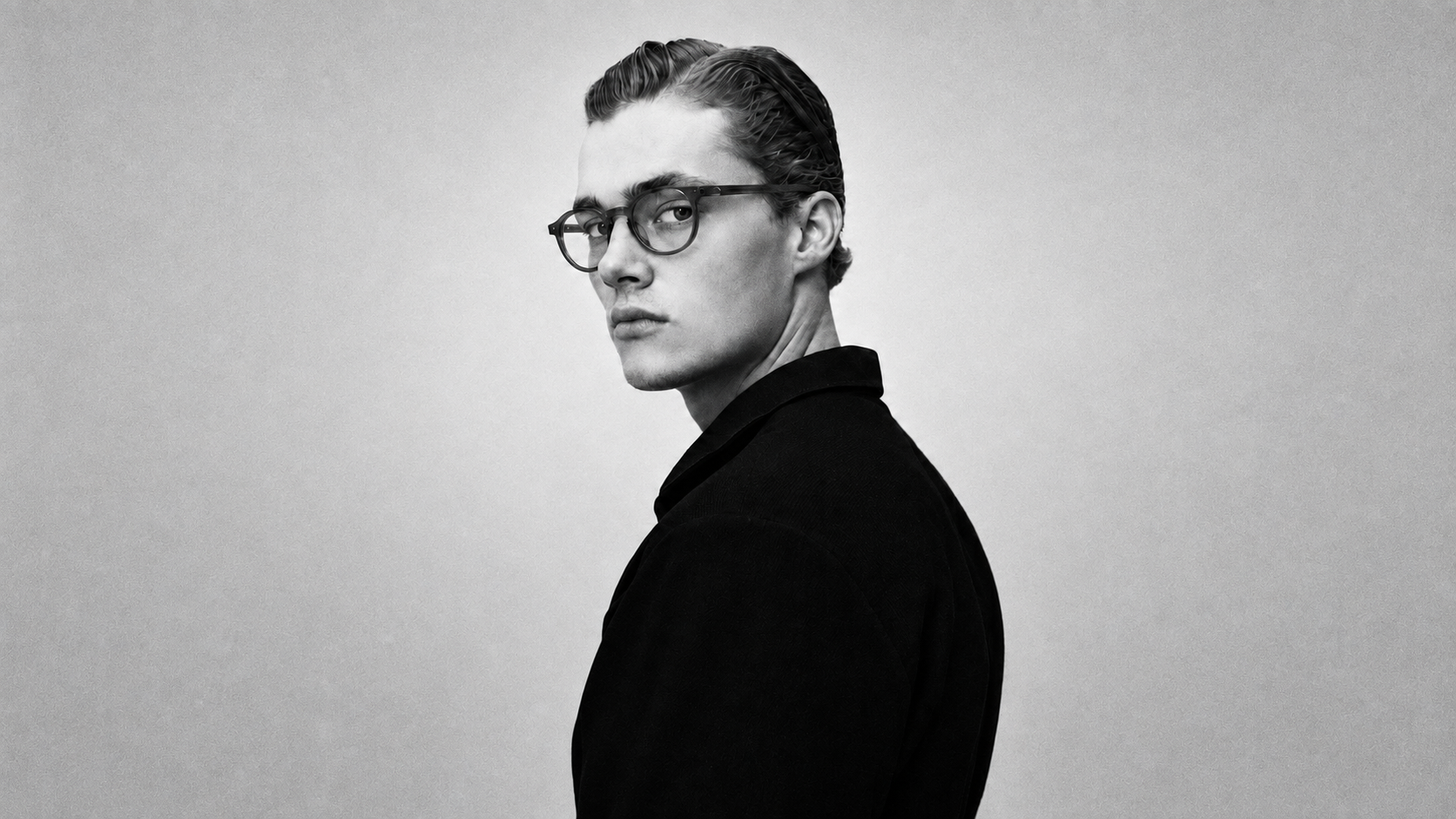 Hombre con gafas oftálmicas de la nueva colección Gafas & Gafas